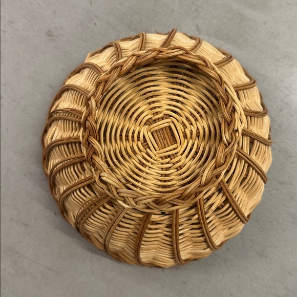 GORGEOUS HAND WOVEN BASKET ☀️🙌🦋 Woven Basket with Open Weave Design - Picture 3 of 6
